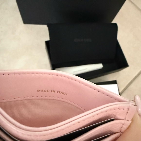 CHANEL Light Pink Quilted Card Holder - Picture 5 of 6